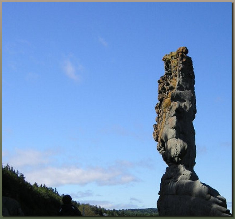 Le monolithe en forme de tourelle qui a inspiré ce poème.