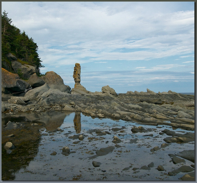 Impressionnant monolithe en forme de tourelle, � seulement 10 minutes de marche.
